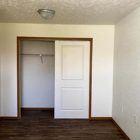 closet anderson apartments1160 e hopson