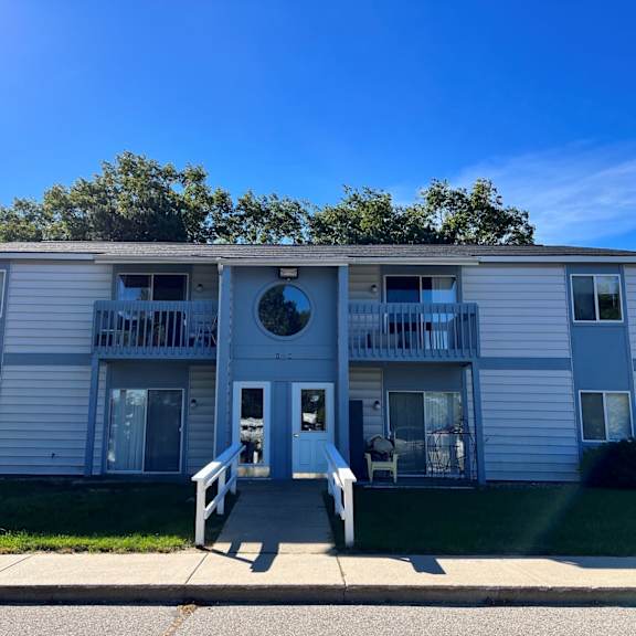 exterior huron apartments
210 etherington, mackinaw city, mi 49701