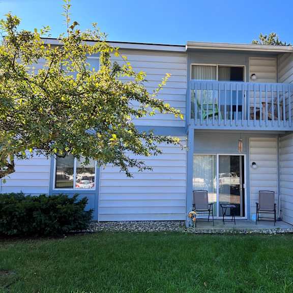 exterior huron apartments
210 etherington, mackinaw city, mi 49701