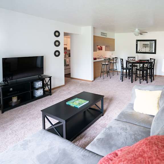 living area view at nelson estates apartments,1815 raleigh ave, kendallville, in 46755