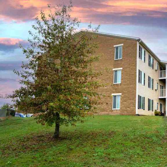 building exterior at boggan estates apartments in tupelo, ms