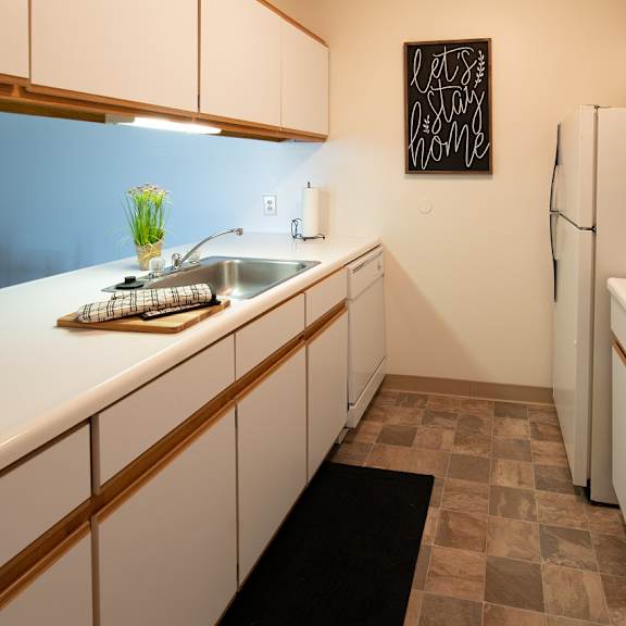 fully furnished kitchen at woodbury estates apartments, adrian, mi, 49221