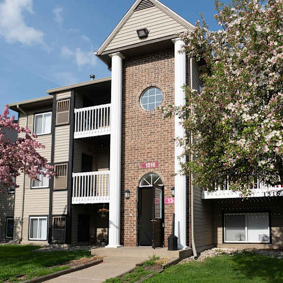 exterior yorkshire place apartments
1504 yorkshire dr., howell, mi 48843
