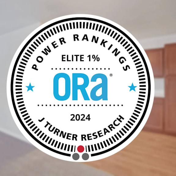 a badge with the text "power rankings elite 1%" and "ora 2024" is superimposed on an image of a room.