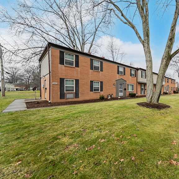 green lawn at river run apartments, warren, ohio