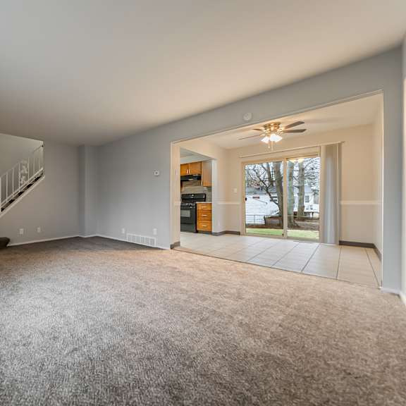 spacious room at river run apartments, warren, oh