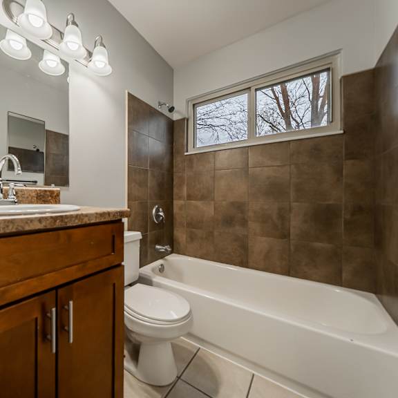 guest bathroom at river run apartments, ohio