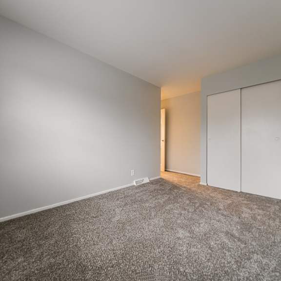 empty room at river run apartments, warren
