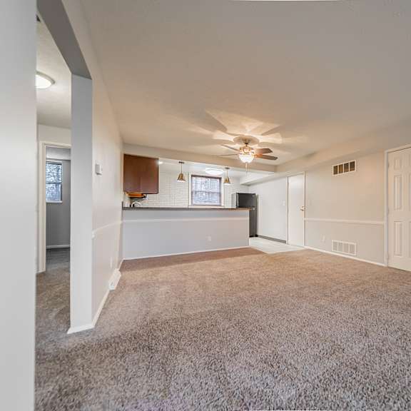 neutral room at river run apartments, warren, ohio