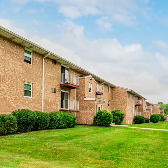 garden and lawn view at renova of brunswick apartments, brunswick, 44212
