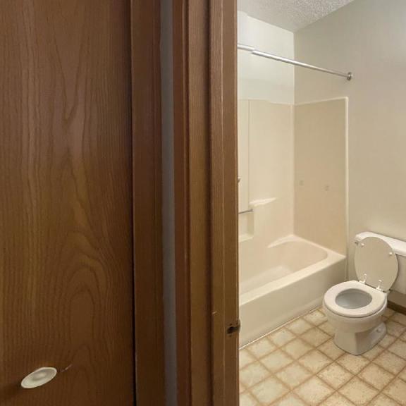 bathroom at woodland pointe apartments and townhomes, integrity realty, kent, 44240