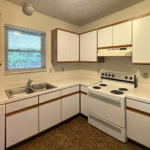 classic modern kitchen at woodland pointe apartments and townhomes, integrity realty, ohio, 44240