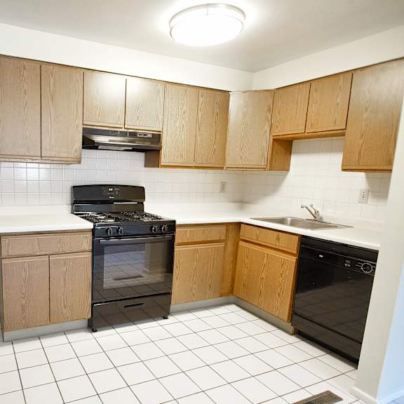 fully equipped kitchen at river run apartments, warren