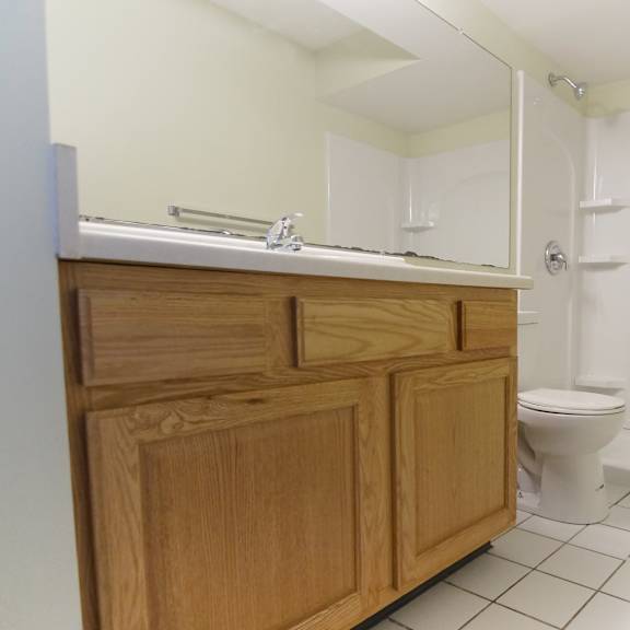 luxurious bathrooms at river run apartments, warren, oh