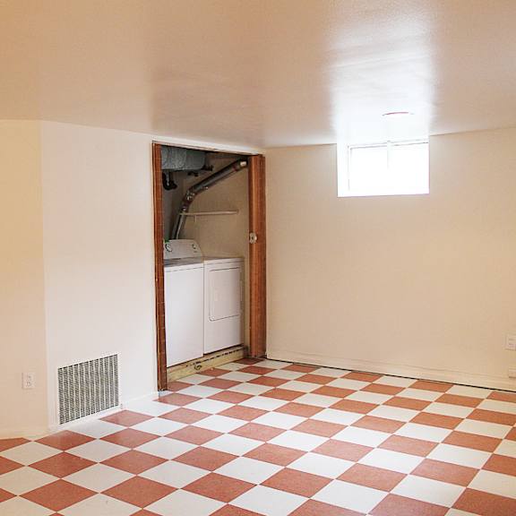 full size washer and dryer in the lower living area