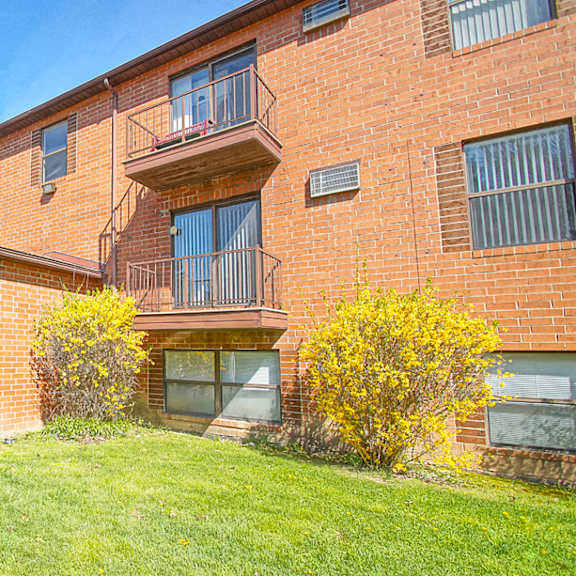 typical garden apartment buildings at the reserves at 1150.