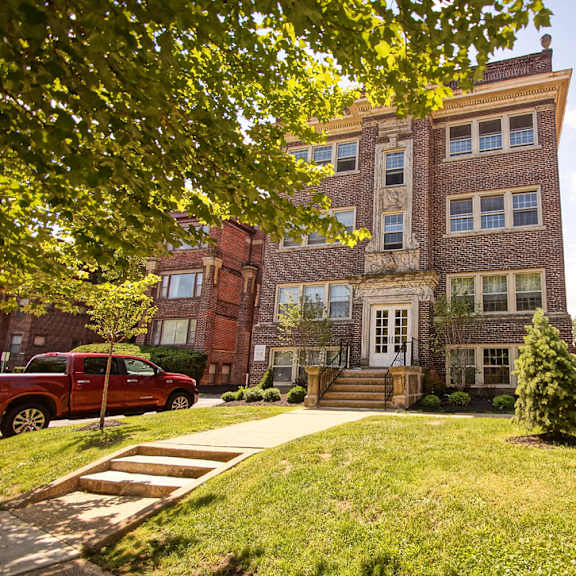 lush green outdoor spaces at integrity gold coast apartments, cleveland, ohio
