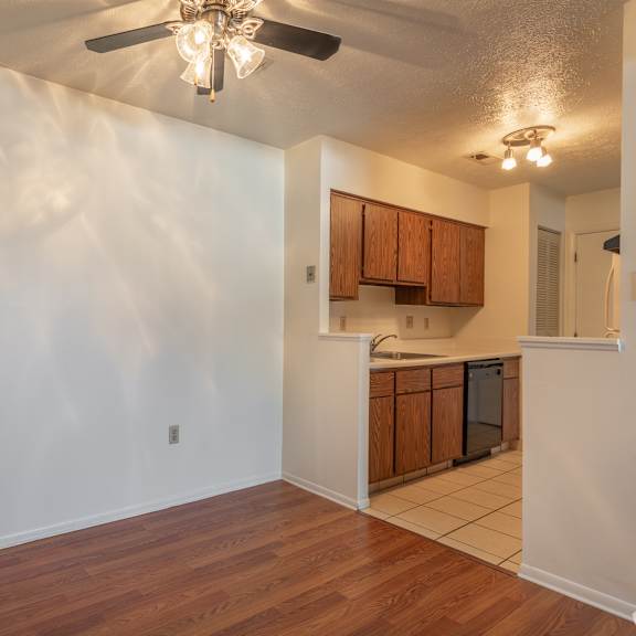 dining area at huntington hills townhomes, integrity realty, stow