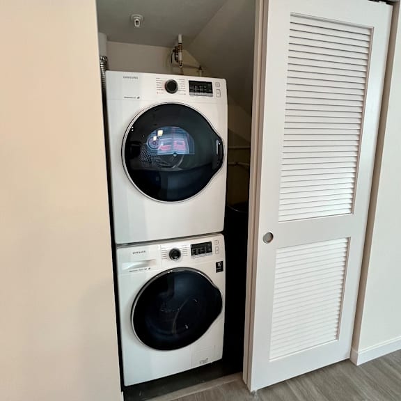full size washer and dryer at reserve overlook apartments, integrity realty, cleveland heights, oh, 44106