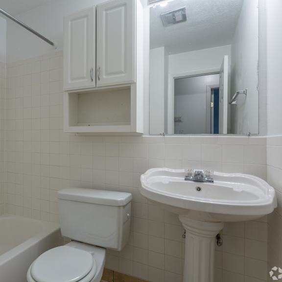 luxurious bathroom at ryan place apartments, integrity realty, kent, oh, 44240