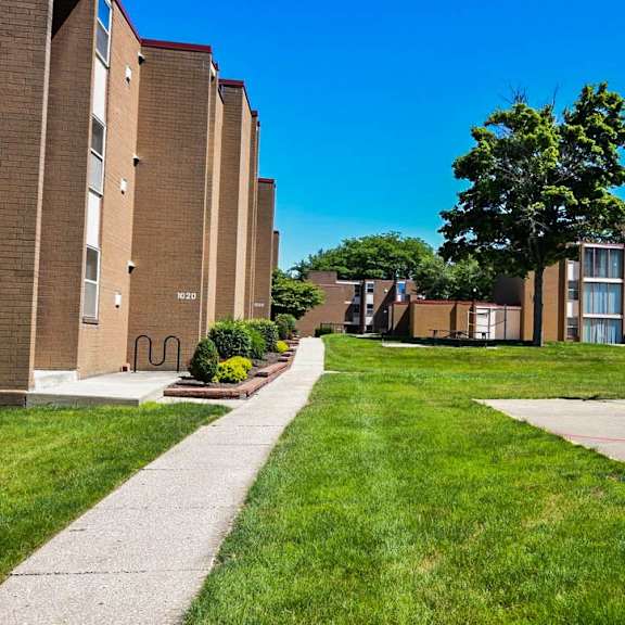 basketball and volleyball courts at eagles landing apartments, integrity realty, kent, oh