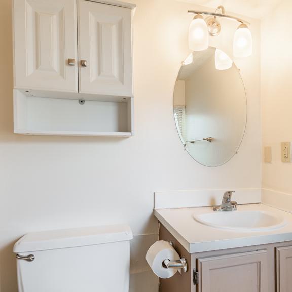 updated bathroom at woodland pointe apartments and townhomes, integrity realty, kent