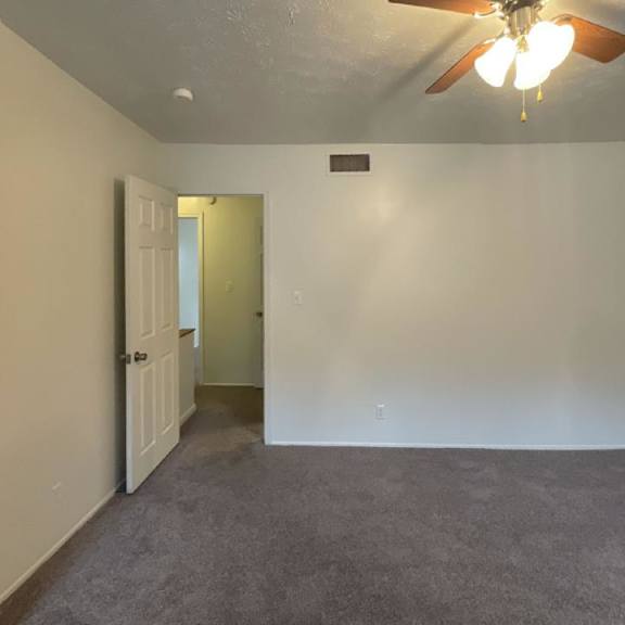 carpeted bedrooms at woodland pointe apartments and townhomes, integrity realty, kent, oh