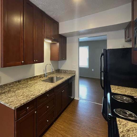 renovated kitchen at woodland pointe apartments and townhomes, integrity realty, ohio, 44240