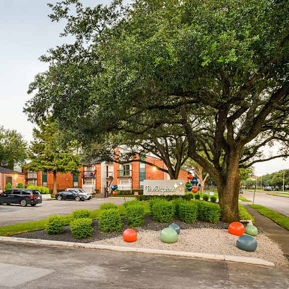 parking lot at the daphne apartments, the barvin group, houston, tx, 77054
