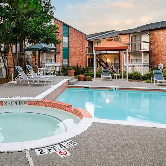 hot tub at the daphne apartments, the barvin group, houston, tx, 77054