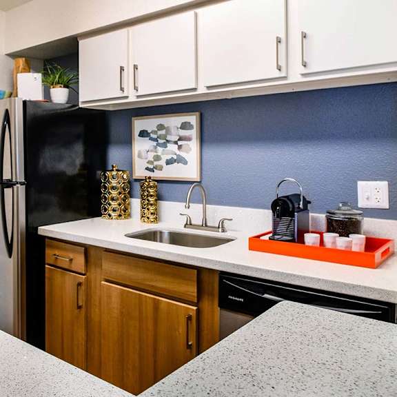 granite countertop kitchen at the daphne apartments, the barvin group, texas, 77054