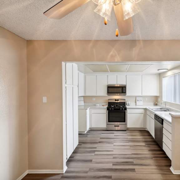 the preserve at ballantyne commons apartment living room and kitchen