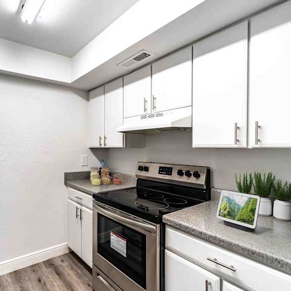 fully furnished kitchen at red bay apartment complex, jacksonville, florida