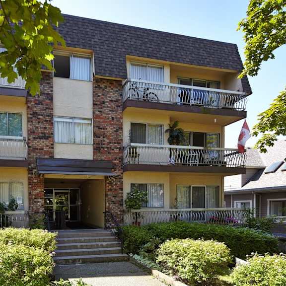 a picture of an apartment building