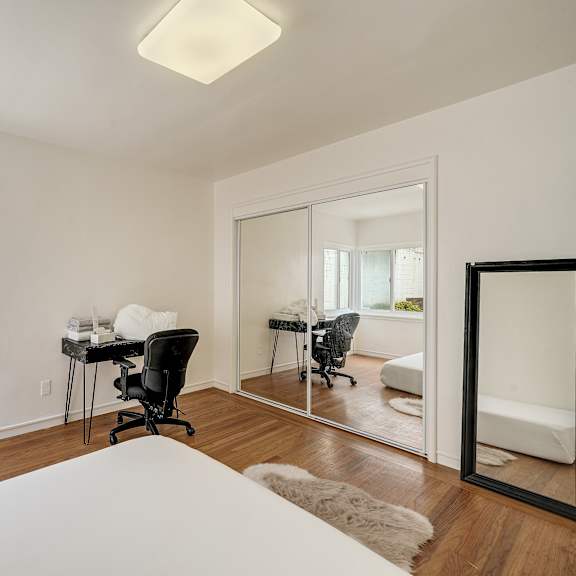 a white room with a desk and chairs.