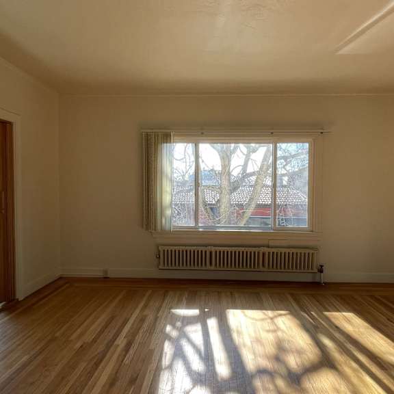 room for rent in bedroom flat next to the beach
