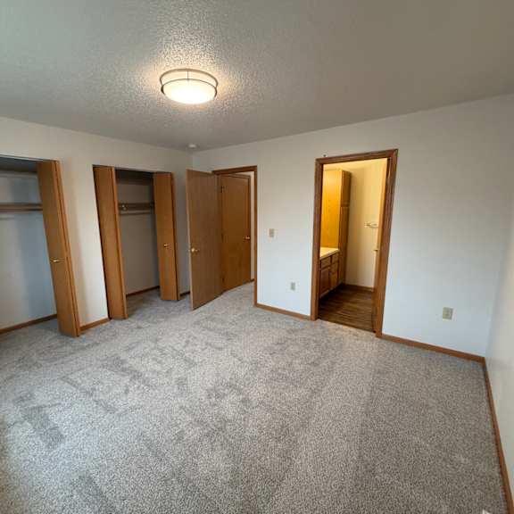 a room with a carpeted floor and a ceiling light.
