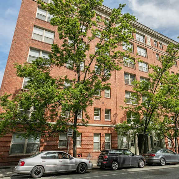 building exterior view at the windham apartments, seattle, wa, 98121