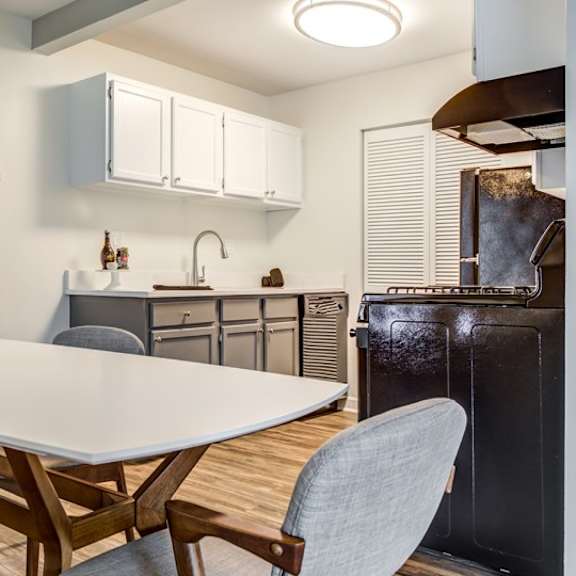 dining table and chairs at the view apartments st charles, st charles, il, 60174