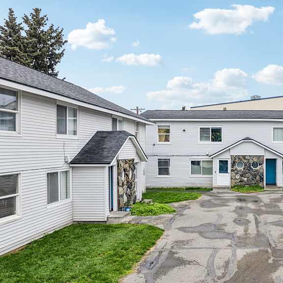 a courtyard surrounded by white houses.