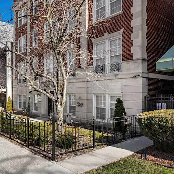 a tree-lined exterior of pleasant oaks at pleasant oak apartments, oak park