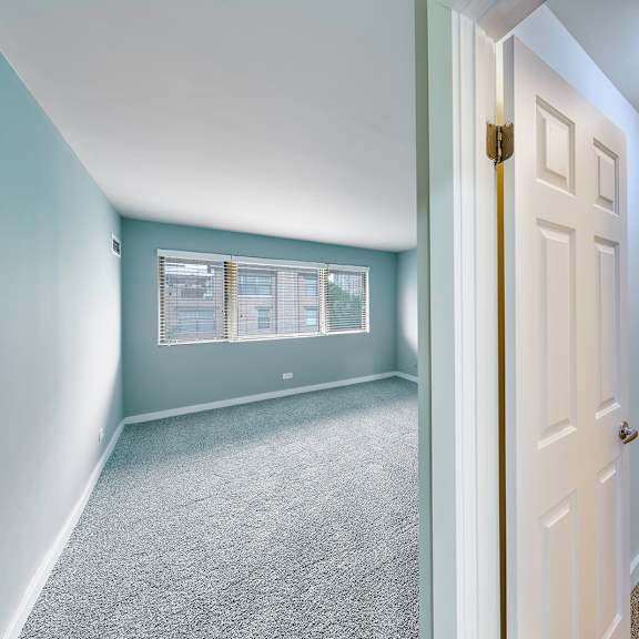 a bedroom with a carpeted floor and a white door. at oak park city, illinois