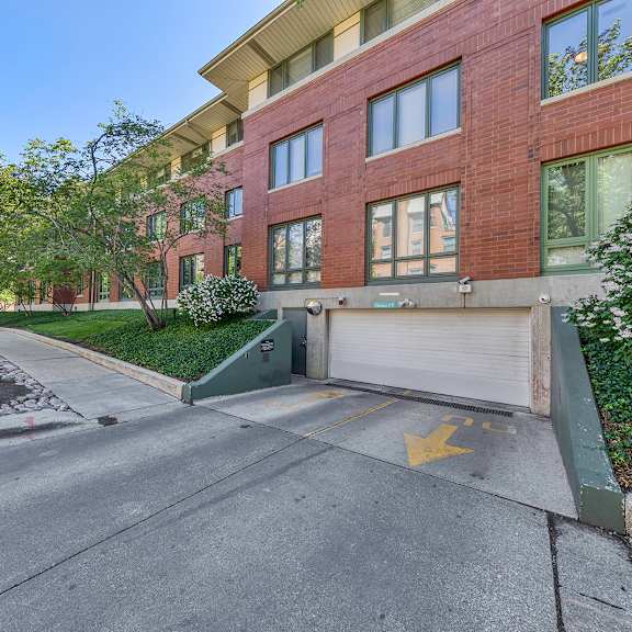 entrance to parking garage at oak park city, oak park, il 60301