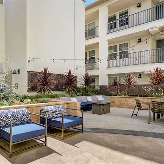 courtyard with tables and chairs at the preserve at great pond apartments in windsor at arrive los carneros ii, goleta