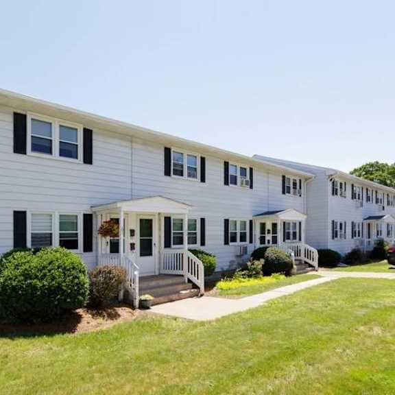 lush green exterior view at fox hill commons, connecticut