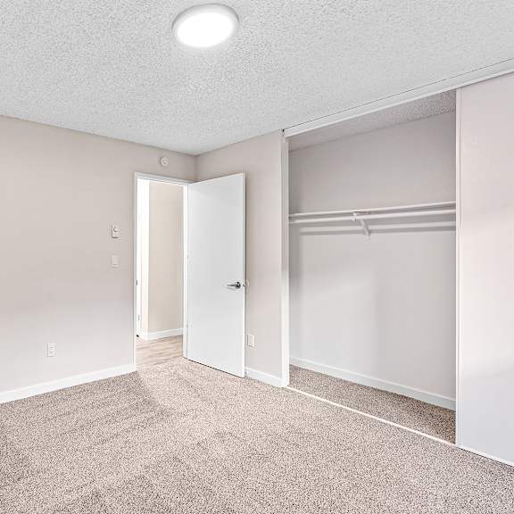 bed room with a carpeted floor and a closet