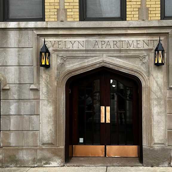 the entrance at evelyn apartments, illinois, 60304