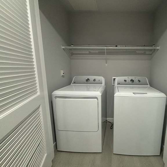 laundry room with two washes and a dryer