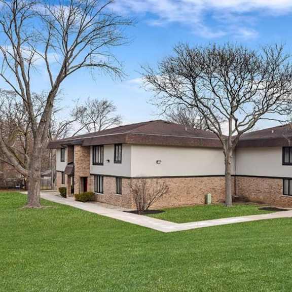 buildingat the clarendon apartment homes, illinois