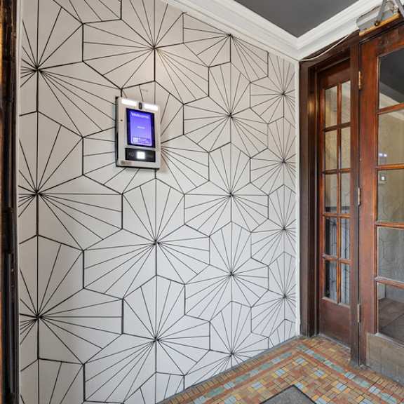 a wall with a pattern of white lines on a grey background.